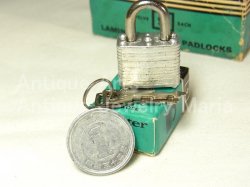 画像2: ヴィンテージ南京錠,vintage padlock MASTER LOCK CO. MILWAUKEE WIS. U.S.A.【極小サイズ】【１９５０年代製造】《多層構造》１９×２９ミリ【参考画像有り】