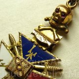 アメリカ 秘密結社オッドフェローズ Odd Fellows（ＦＬＴ）懐中時計の飾りメダル（ウォッチフォブ）47×26mm【希少】【１９００年代初頭】《“プロビンスの目”と髑髏が魅力！》