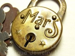 画像1: “洒落た“Mars”（火星）ロゴが魅力！”1900年初頭　【幻のP&F Corbin Company社】（１８５１年〜１９１０年）アメリカ Corbin Cabinet Lock Co, コービンキャビネットロック社 アンティーク 南京錠（キー３本付き）コレクターズアイテム【参考画像有り】
