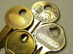 画像1: ヴィンテージキー"Vintage key" ４本セット【★金ピカ！★金運UPのお守り！・真鍮製】≪Made in USA≫レトロなグリップデザイン “洒落たデザイン” 【バーゲン】