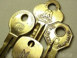 画像1: ヴィンテージキー"Vintage key" ４本セット【★金ピカ！★金運UPのお守り！・真鍮製】≪Made in USA≫レトロなグリップデザイン “洒落たデザイン” バーゲン】