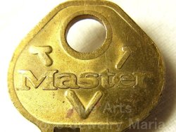 画像2: ヴィンテージ キー, vintage key アメリカ　勝利の“《V》ロゴが魅力！” MASTER LOCK マスターロック社