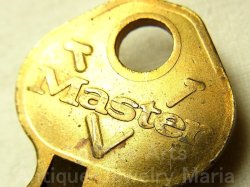 画像1: ヴィンテージ キー, vintage key アメリカ　勝利の“《V》ロゴが魅力！” MASTER LOCK マスターロック社