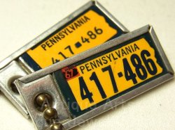 画像1: ≪アメ車・旧車ミニナンバープレートタグ≫《67 PENNSYLVANIA 417-486（1967年 ペンシルベニア 417-486）》アメリカ ヴィンテージ ミニナンバー プレート リターンフォブ(ボールチェーン付き) ２枚組セット