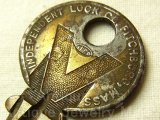 アメリカ the Independent Lock Co.ヴィンテージキー、第二次世界大戦の勝利を願う“Ｖ(Victory)”/軍事鉱物節約“真鍮と鋼鉄”製【バーゲン】 