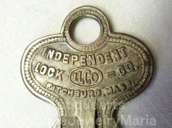 画像2: "ILCO Independent Lock Co. FITCHBURG, MASS."VINTAGE KEY：イルコ インディペンデント・ロック社 アメリカ合衆国 マサチューセッツ州 フィッチバーグ ヴィンテージ キー《参考画像有り》