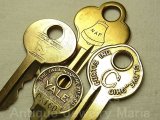 画像: ヴィンテージキー"Vintage key" ４本セット【★金ピカ！★金運UPのお守り！・真鍮製】≪Made in USA≫レトロなグリップデザイン “洒落たデザイン” 