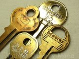 画像:  ヴィンテージキー"Vintage key" ４本セット【★金ピカ！★金運UPのお守り！・真鍮製】≪Made in USA≫レトロなグリップデザイン “洒落たデザイン”