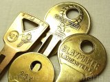 画像: ヴィンテージキー"Vintage key" ４本セット【★金ピカ！★金運UPのお守り！・真鍮製】≪Made in USA≫レトロなグリップデザイン “洒落たデザイン” 