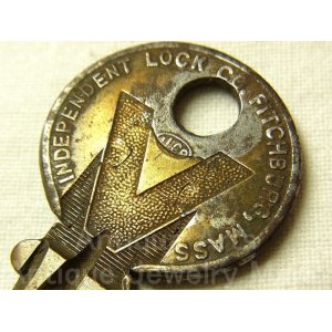 画像: アメリカ the Independent Lock Co.ヴィンテージキー、第二次世界大戦の勝利を願う“Ｖ(Victory)”/軍事鉱物節約“真鍮と鋼鉄”製【バーゲン】 