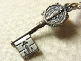 画像: “救済、救いへのアクセス、霊的な自由の象徴”キー（錠）の形 イタリア ヴィンテージ 不思議のメダイ 14×29mm