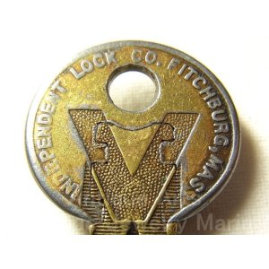 画像: 【未使用・美品】アメリカ the Independent Lock Co.ヴィンテージキー、第二次世界大戦の勝利を願う“Ｖ(Victory)”/軍事鉱物節約“真鍮と鋼鉄”製【バーゲン】 