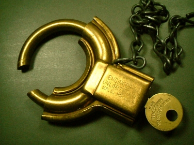 画像: アメリカ ヴィンテージR形状の真鍮製 南京錠（中）