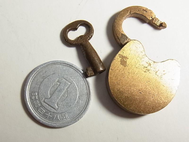 画像: アメリカ ヴィンテージ 真鍮 mini 南京錠 ２１×２７ｍｍ