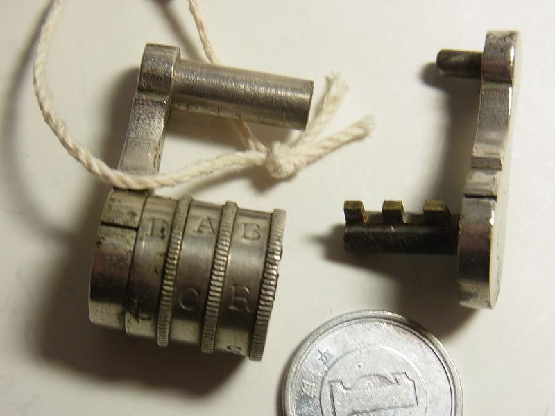 画像: 【希少】イギリス アンティーク ミニ ３文字ダイヤル式　南京錠　１８００年代末製　22×33mm