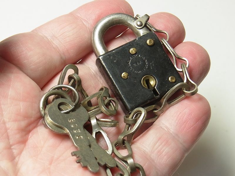 画像: アメリカ アンティーク イーグルロック社 チェーン付きミニ 角型 南京錠 