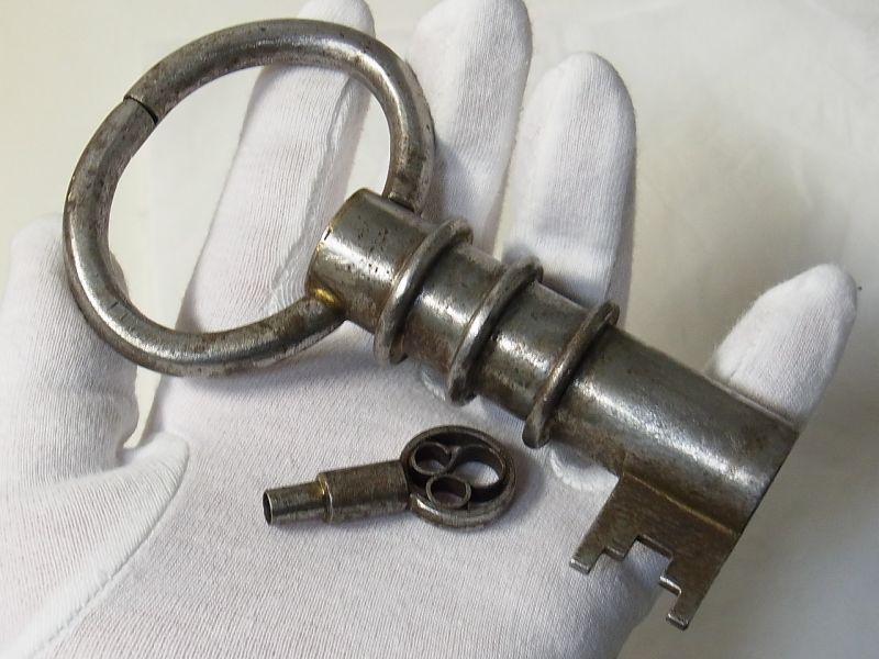 画像: アンティーク キーの形のカラクリ南京錠