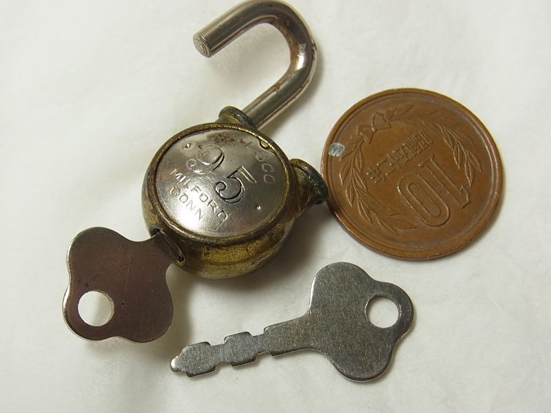 画像: アメリカ ヴィンテージ WILSCO社 丸いミニ南京錠 １９６０年代製　MADE IN USA 19×32mm