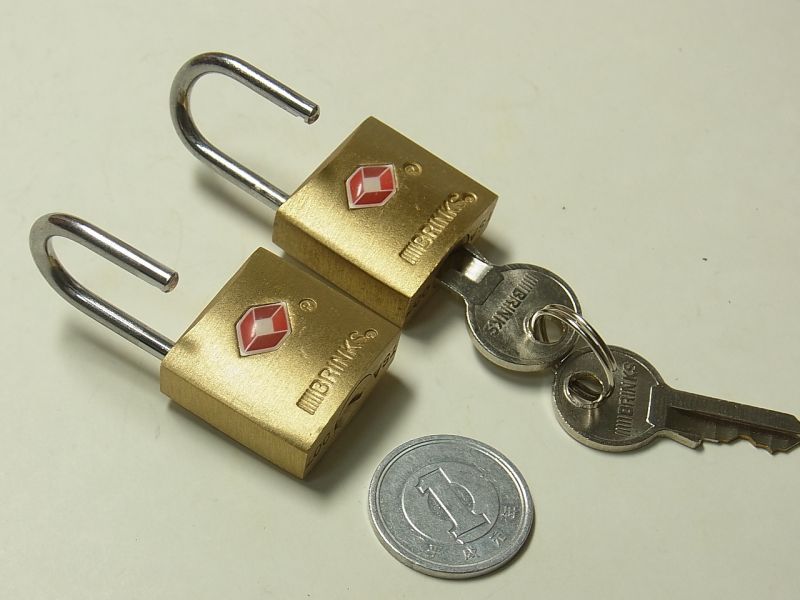 画像: アメリカ USED  ミニ 南京錠 ２個 ２２×３８ミリ【バーゲン】【小サイズ】【１本のキーで２個の南京錠を開錠できる！】