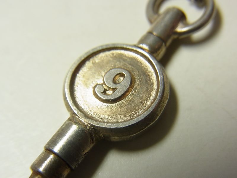 画像: イギリス アンティーク “９”（幸運etc,）懐中時計のキー 35mm（チェーン有り。無しの場合は３００円引き）
