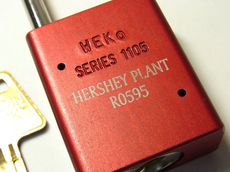 画像: 【開閉動画有り】【バーゲン】【ズッシリ堅牢１４４グラム！】アメリカ製 ハーシー(HERSHEY)チョコレート工場で使われていた　南京錠(レッド) 39×90mm