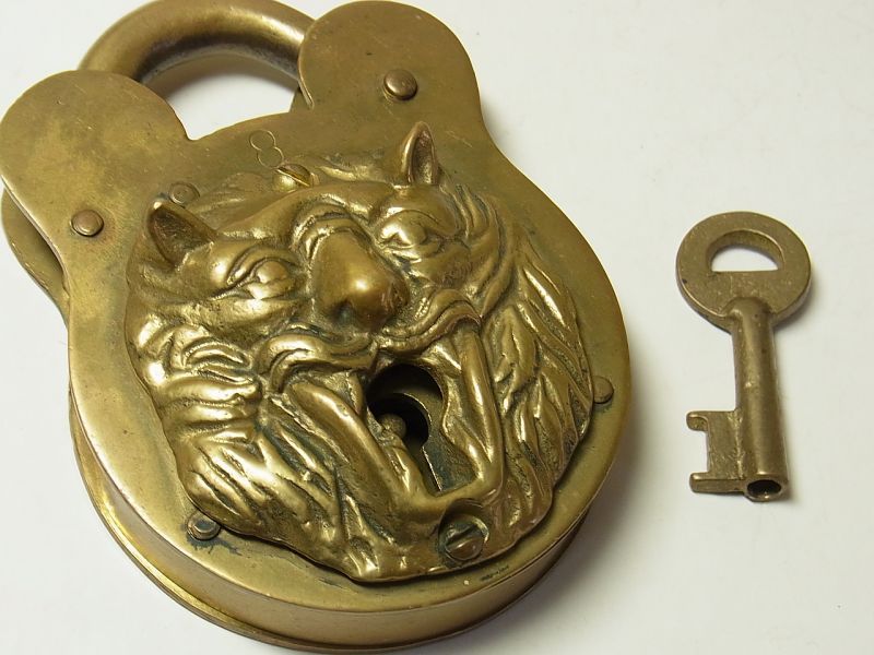 画像: 【開閉動画有り】アメリカ アンティーク ライオンの顔の南京錠 １８９６年特許 (キー１本付き)