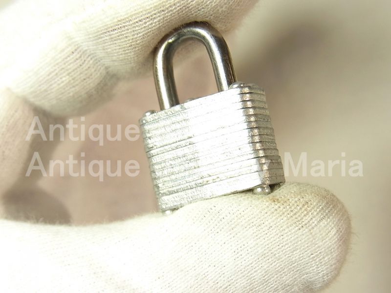 画像4: ヴィンテージ南京錠,vintage padlock MASTER LOCK CO. MILWAUKEE WIS. U.S.A.【極小サイズ】【１９５０年代製造】《多層構造》１９×２９ミリ【参考画像有り】