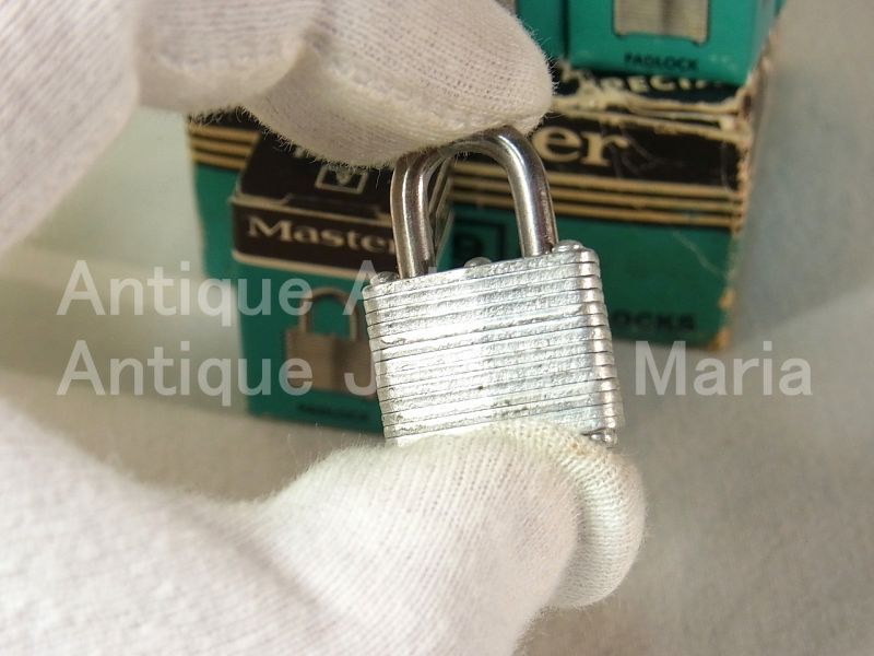 画像1: ヴィンテージ南京錠,vintage padlock MASTER LOCK CO. MILWAUKEE WIS. U.S.A.【極小サイズ】【１９５０年代製造】《多層構造》１９×２９ミリ【参考画像有り】