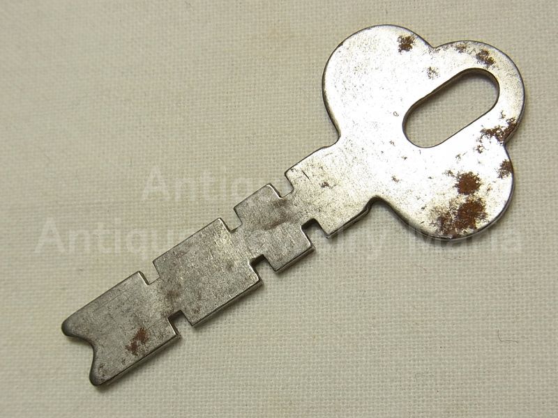 画像: 【バーゲン】アメリカ アンティーク南京錠に使われていた フラット（平板）キー　56mm