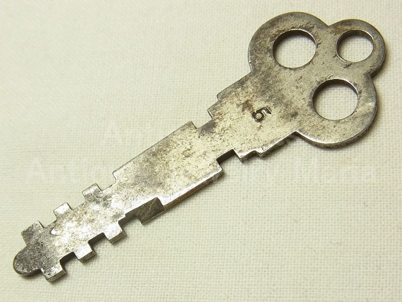 画像: 【バーゲン】アメリカ アンティーク南京錠に使われていた フラット（平板）キー　65mm