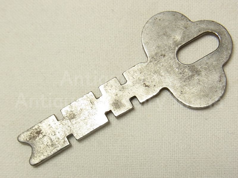 画像: 【バーゲン】アメリカ アンティーク南京錠に使われていた フラット（平板）キー　56mm