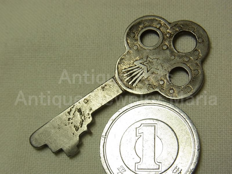画像: アメリカで使われ時を刻んだ小さなアンティークキーです。