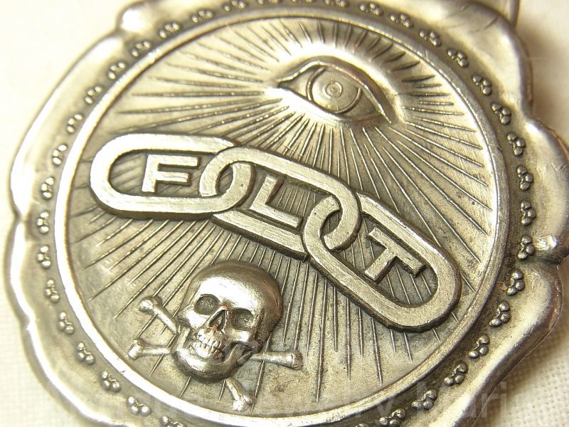 画像1: アメリカ 秘密結社オッドフェローズ Odd Fellows（ＦＬＴ）オール・シーイング・アイ(万物を監視する目)懐中時計の飾りメダル（ウォッチフォブ）40×44mm【希少】【１９００年代初頭】