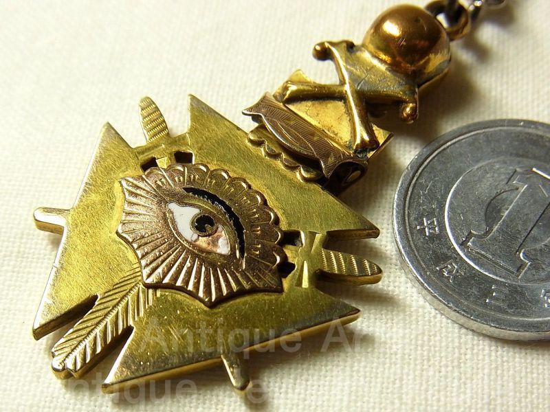 画像: アメリカ 秘密結社オッドフェローズ Odd Fellows（ＦＬＴ）懐中時計の飾りメダル（ウォッチフォブ）47×26mm【希少】【１９００年代初頭】《“プロビンスの目”と髑髏が魅力！》