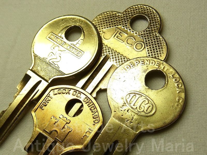 画像1: ヴィンテージキー"Vintage key" ４本セット【★金ピカ！★金運UPのお守り！・真鍮製】≪Made in USA≫レトロなグリップデザイン “洒落たデザイン” 【バーゲン】