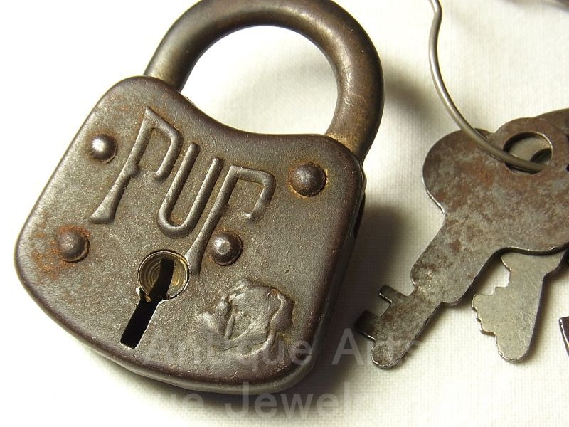 画像: アメリカ アンティーク 南京錠(キー３本付き)42×56mmブルドックに見える仔犬のイラストが魅力です。【１９３０年代】《PUP：仔犬》