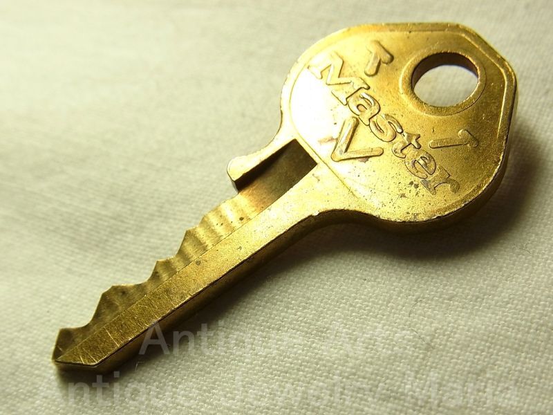画像: ヴィンテージ キー, vintage key アメリカ　勝利の“《V》ロゴが魅力！” MASTER LOCK マスターロック社