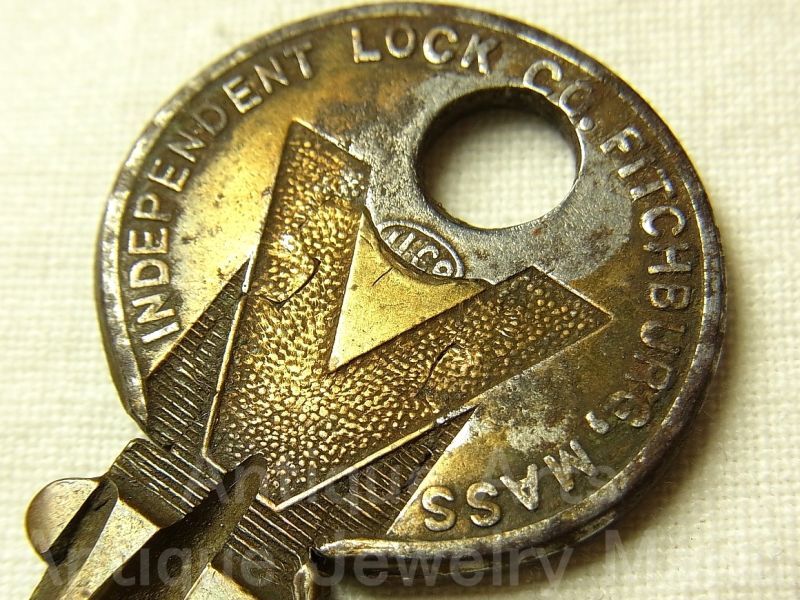 画像1: アメリカ the Independent Lock Co.ヴィンテージキー、第二次世界大戦の勝利を願う“Ｖ(Victory)”/軍事鉱物節約“真鍮と鋼鉄”製【バーゲン】 
