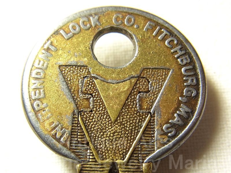 画像1: 【未使用・美品】アメリカ the Independent Lock Co.ヴィンテージキー、第二次世界大戦の勝利を願う“Ｖ(Victory)”/軍事鉱物節約“真鍮と鋼鉄”製【バーゲン】 