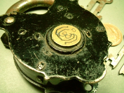 画像: アメリカ アンティーク 南京錠 100年以上前製造 大型サイズ キー２本付き 64×91mm