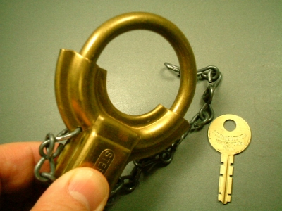 画像: アメリカ ヴィンテージR形状の真鍮製 南京錠（中）