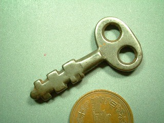 画像: 【バーゲン】【アクセサリーパーツにお薦め！】1800年代製 アメリカアンティーク南京錠のミニ キー