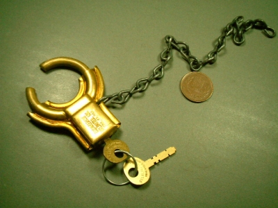 画像: アメリカ ヴィンテージR形状の真鍮製 南京錠（小）